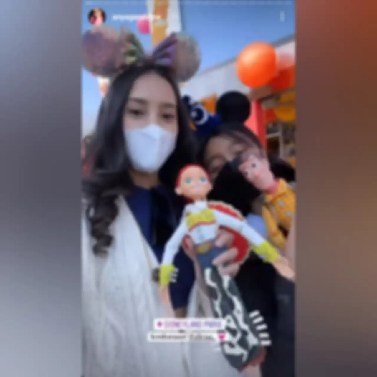 Anya dan Alleia main di Disneyland