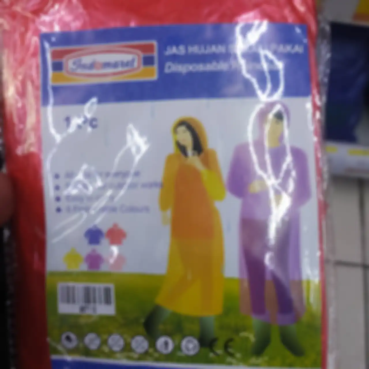 Jas hujan sekali pakai di Indomaret.
