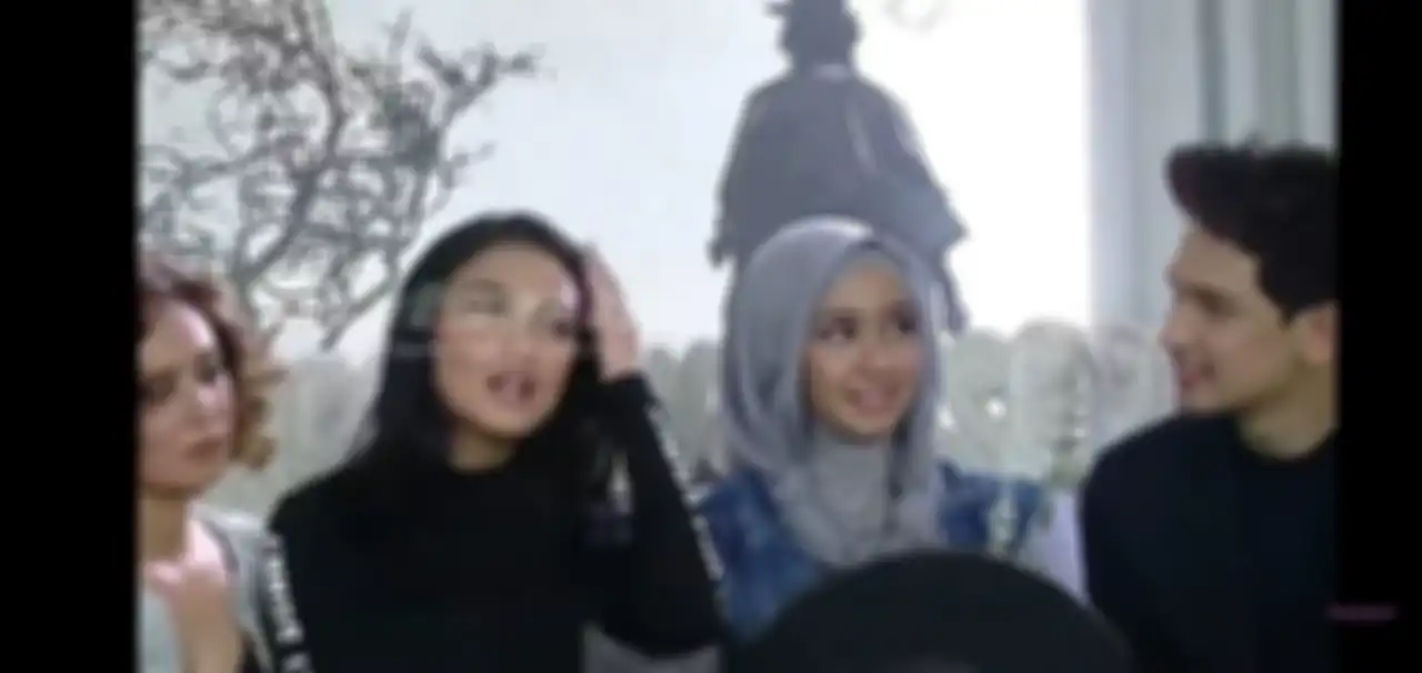 Laudya Cynthia Bella kepergok pandangi wajah tampan Dimas Beck