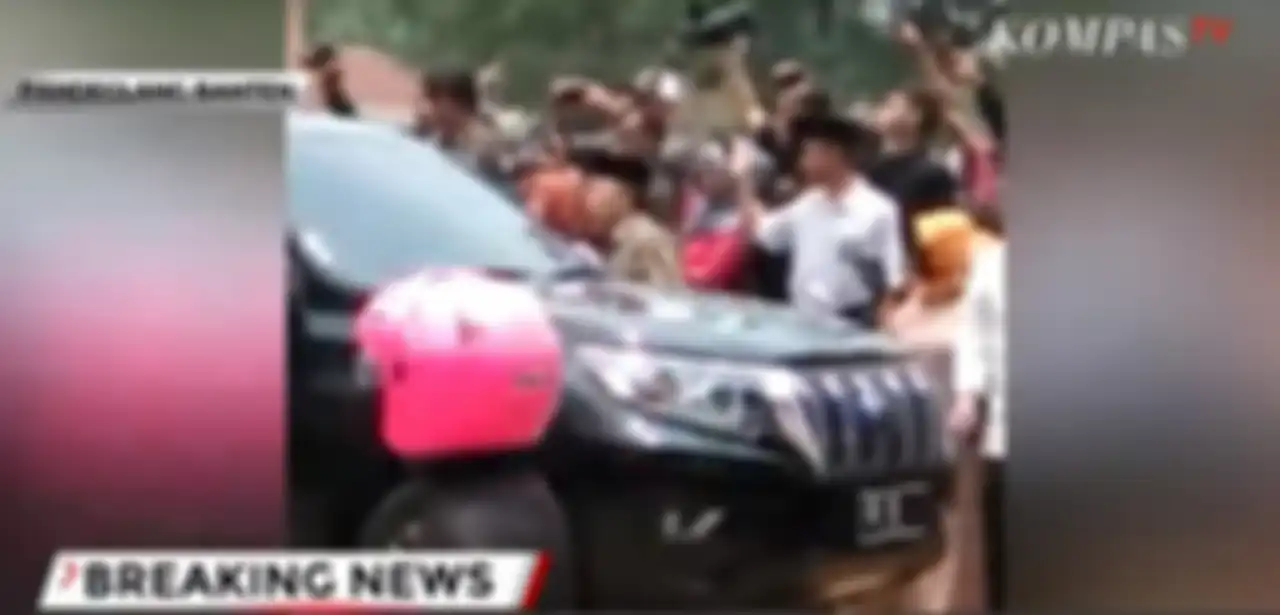 Menko Polhukam, Wiranto ditusuk orang tak dikenal saat akan masuk ke Toyota Land Cruiser Prado Model Years 2018 di Pandeglang, Banten