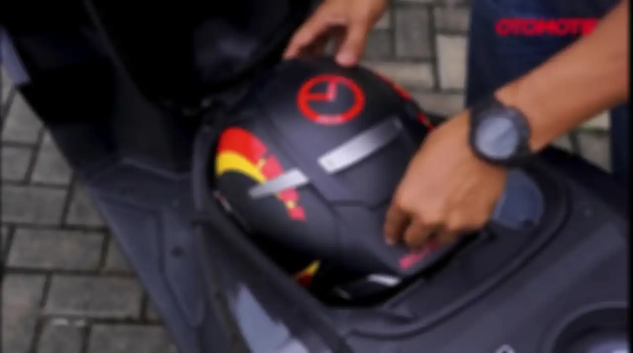 Helm full face bisa masuk ke bagasi Honda Vario 160.