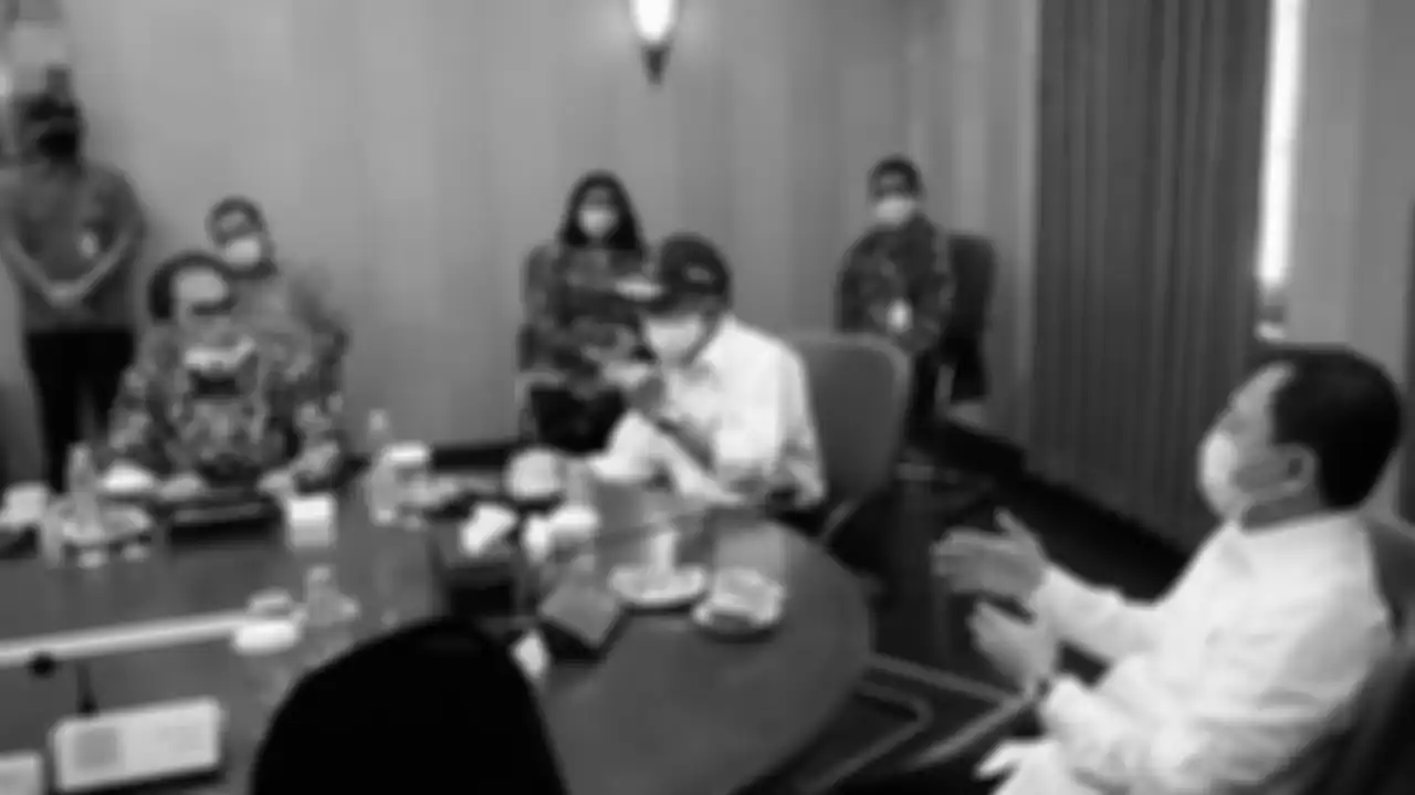 Direktur Utama Bio Farma, Honesti Basyir (batik biru) Tengah Berbincang Dengan Menteri Terawan dan Muhadjir Efendy, di Gedung Utama Bio Farma, Sabtu (20/6/2020).