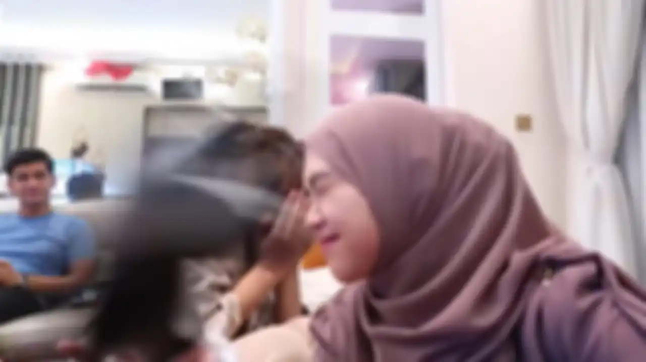 Ria Ricis memukul dirinya sendiri dengan balon 