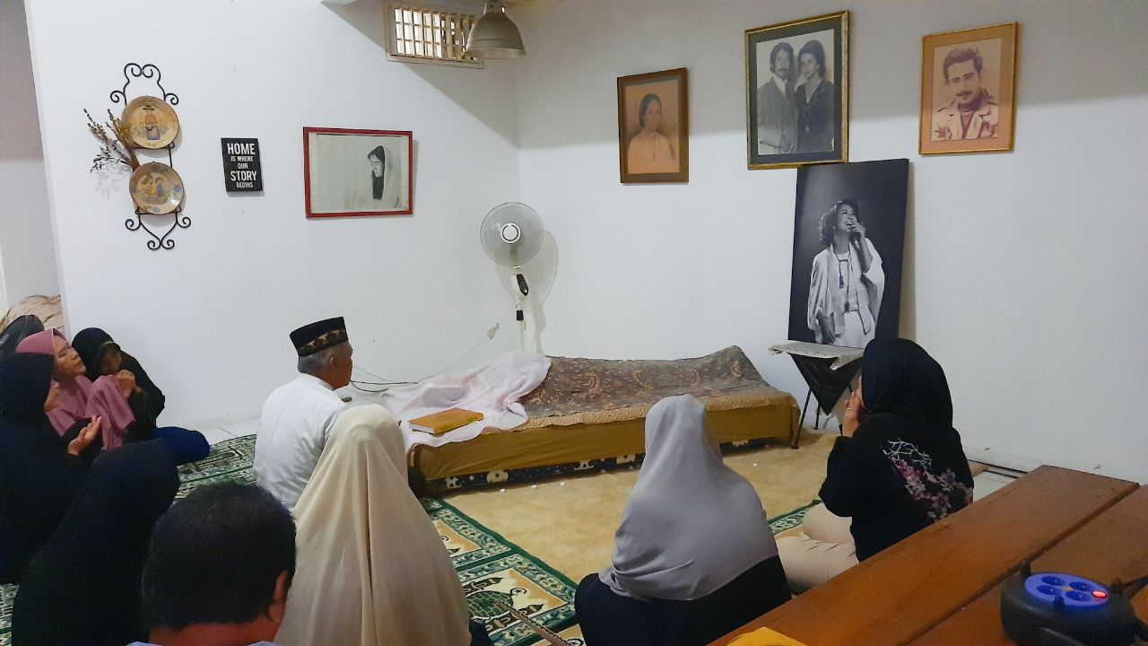 jenazah Ria Irawan tiba di rumah duka di kawasan Lebak Bulus, Jakarta Selatan pukul 07.30 WIB, Senin (6/1/2019).