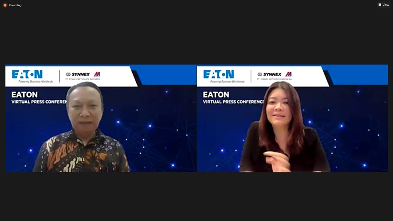 Field Application Engineer, Power Quality, Electric Sector Eaton, Dadang Kadarsyah (Kiri) dan Country Manager Eaton untuk Indonesia, Singapura, dan Malaysia, Isabel Chong (Kanan).