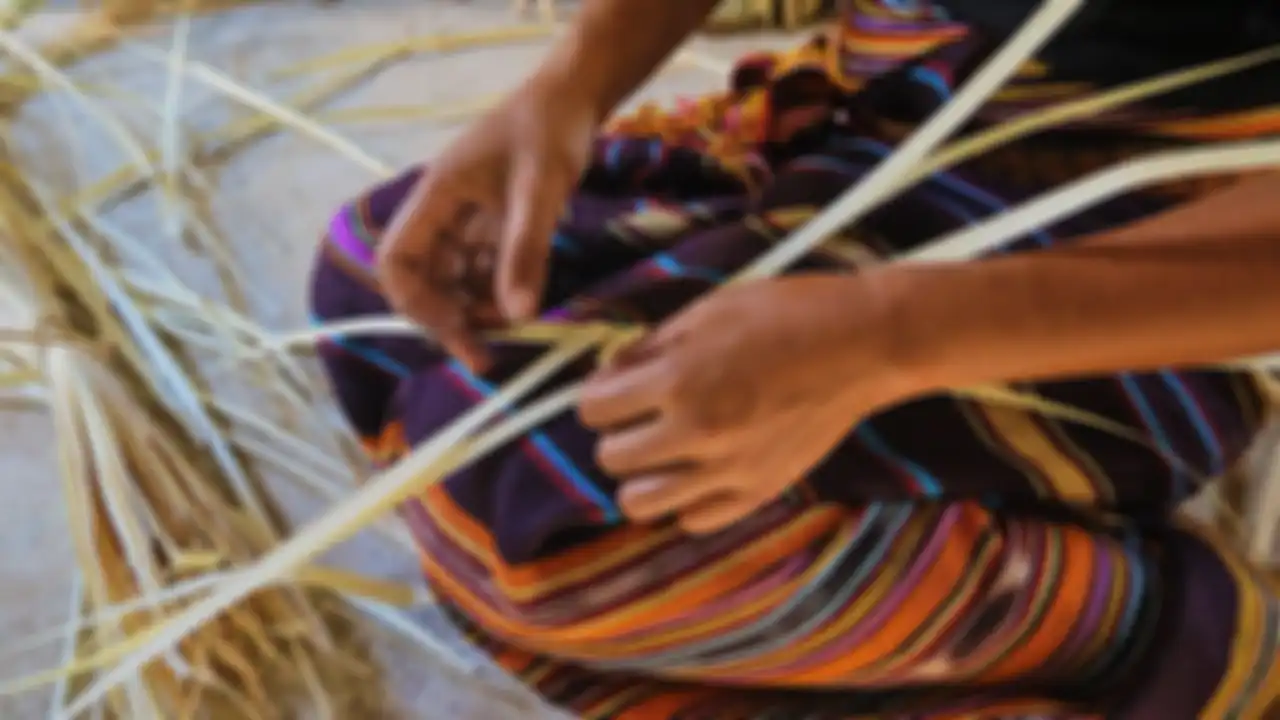 Proses menganyam masyarakat Flores, NTT