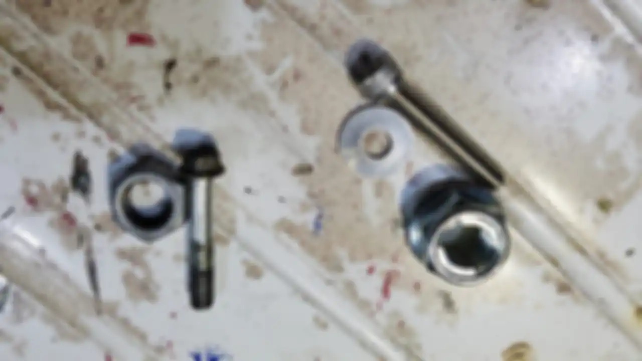 Perbandingan mur baut standar (kiri) dan upgrade (kanan) Maxi Yamaha