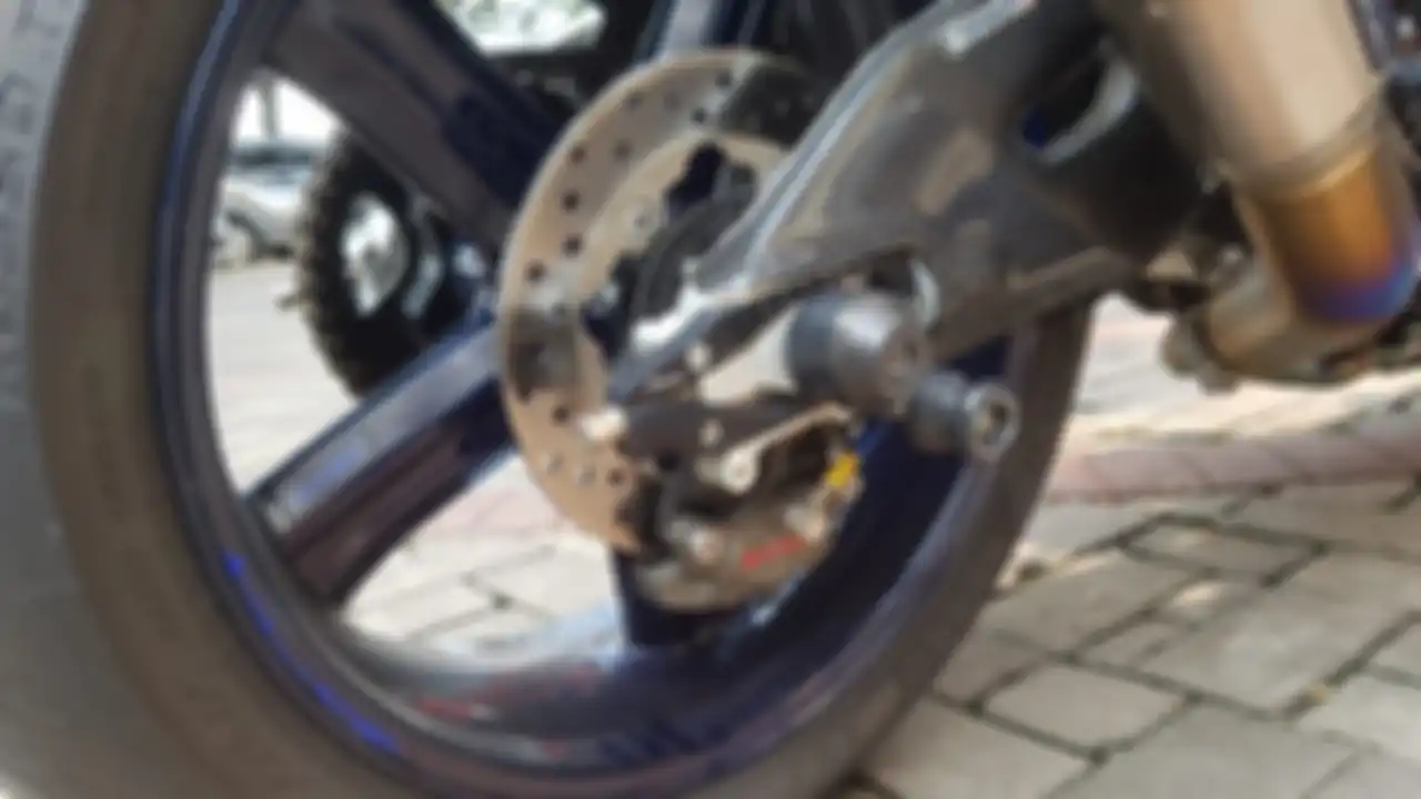 Kaliper Brembo 2 piston terpasang di Yamaha YZF-R1M