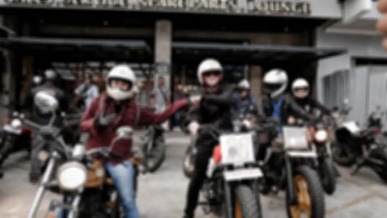 Scott Colosimo (tengah) saat riding di Jakarta