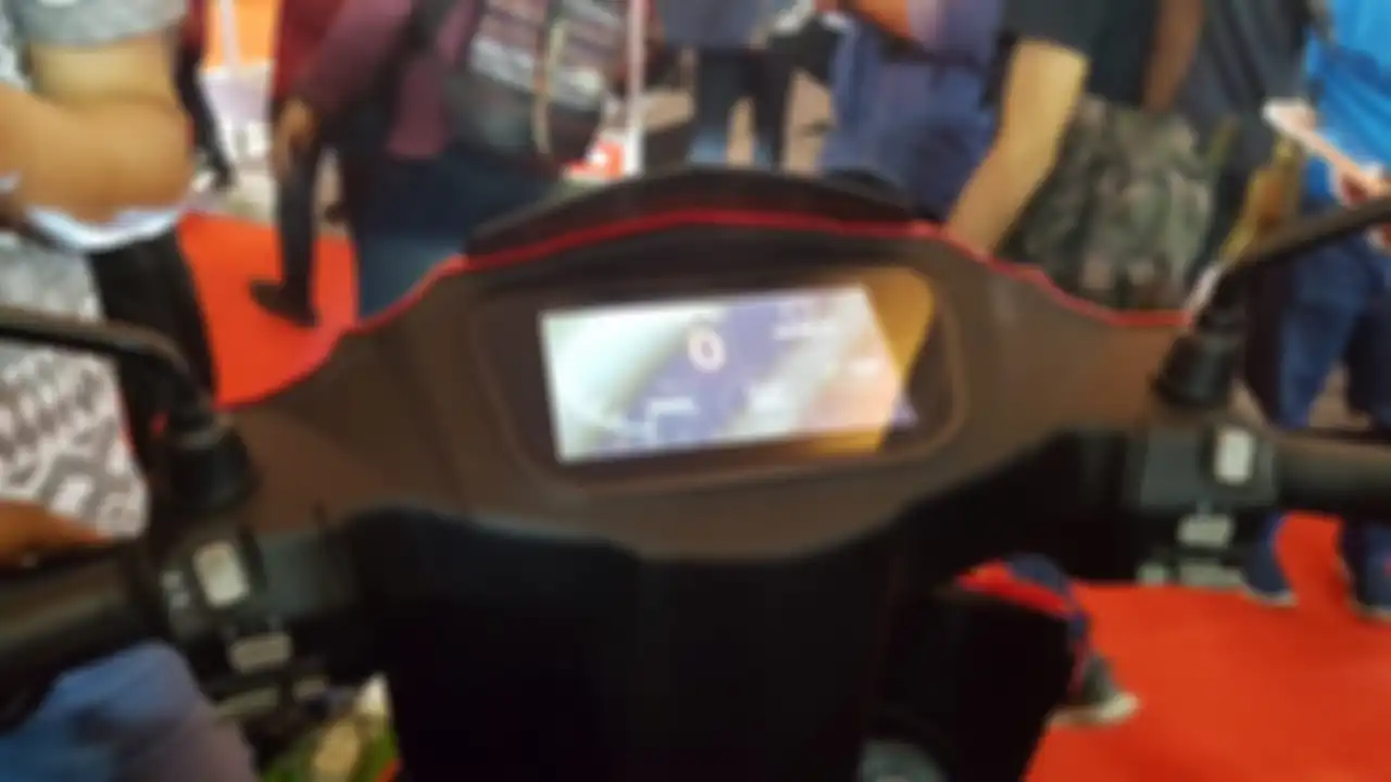 Lokasi tepatnya tombol Reverse tersebut berada di sebelah kanan stang, yaitu disamping tombol starter.