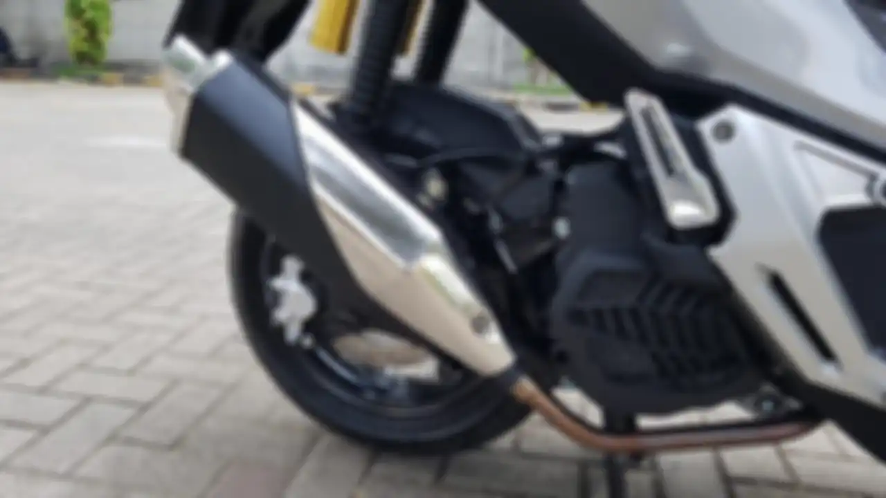 Knalpot replika Honda X-ADV750 di ADV150