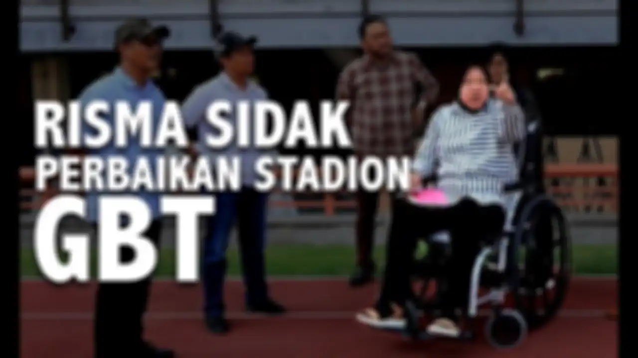 Wali Kota Surabaya Tri Rismaharini menyidak proses perbaikan Stadion Gelora Bung Tomo, Surabaya dengan kursi roda