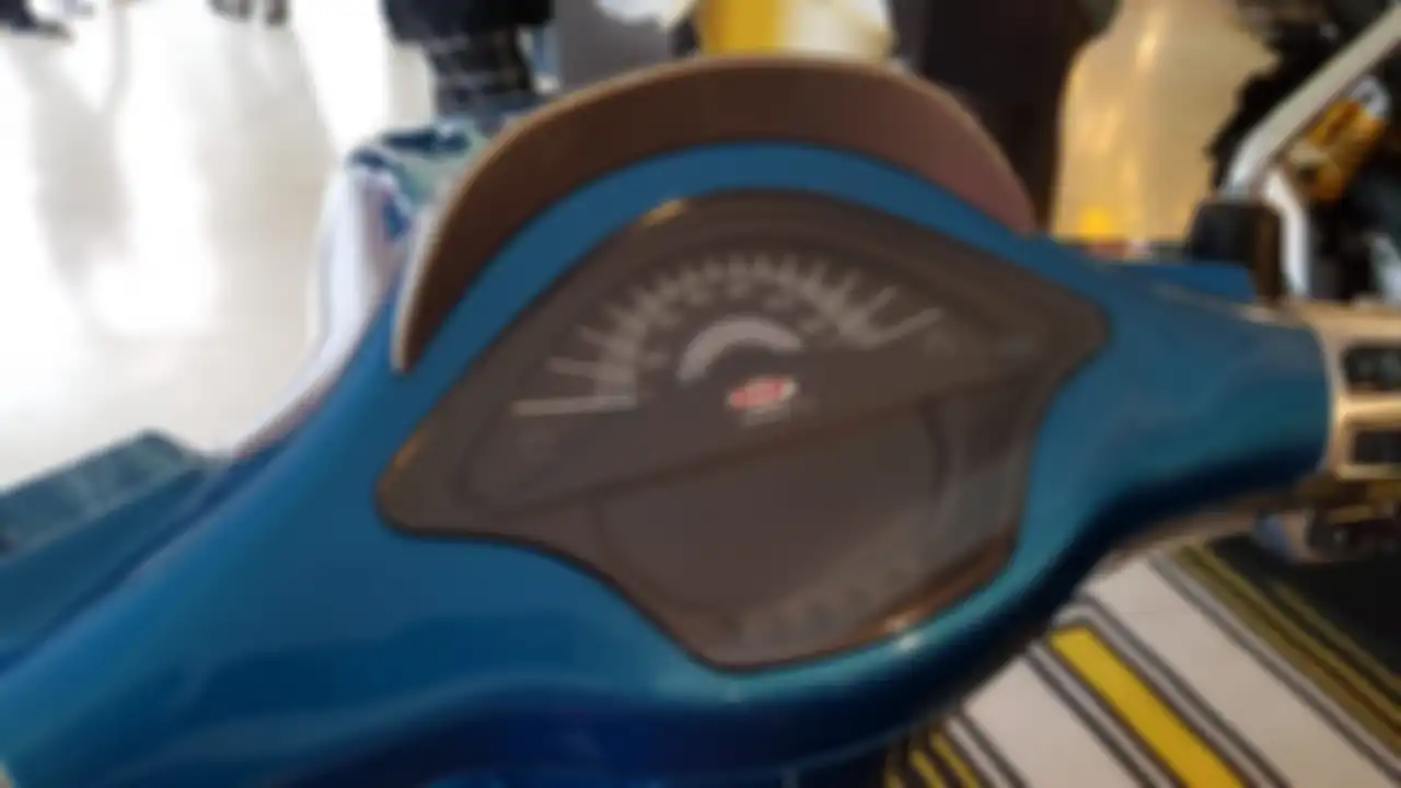 Vespa Sprint dengan panel instrumen aftermarket S.I.P