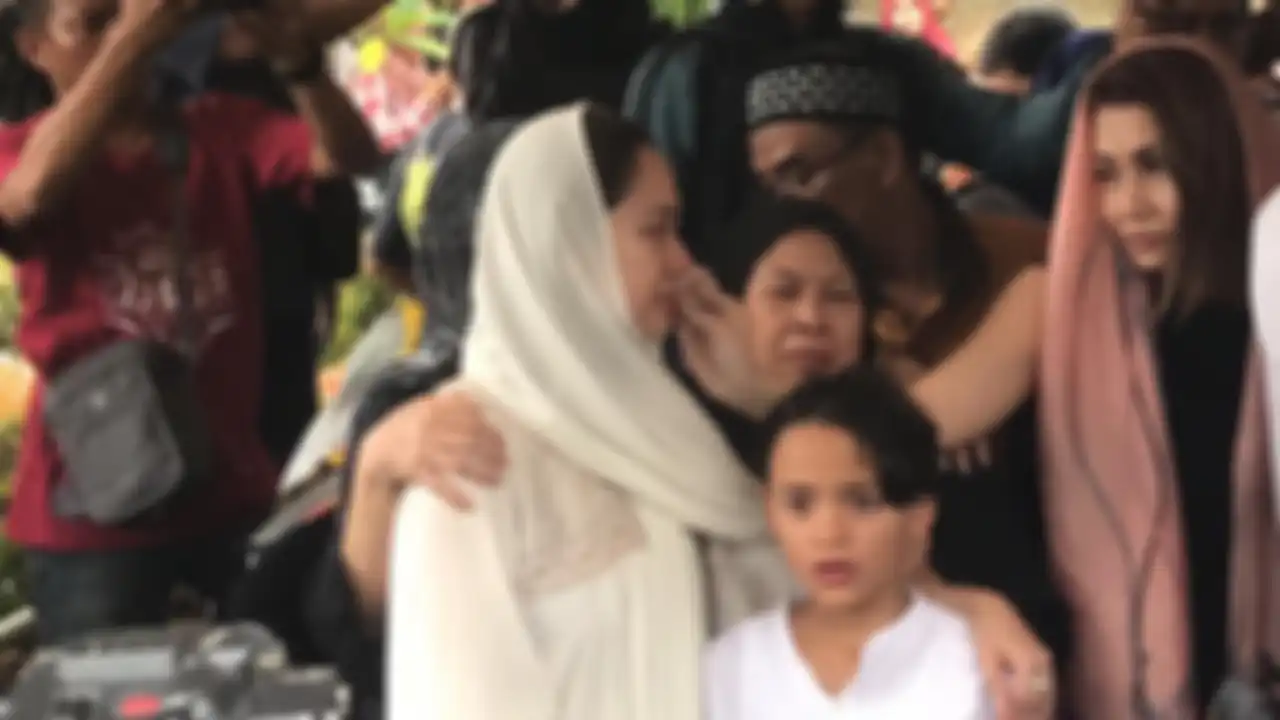 Bunga Citra Lestari (BCL) dan anaknya, Noah Sinclair saat mengantarkan Ashraf Sinclair di San Diego Hills, Karawang, Jawa Barat, Selasa (18/2/2020).