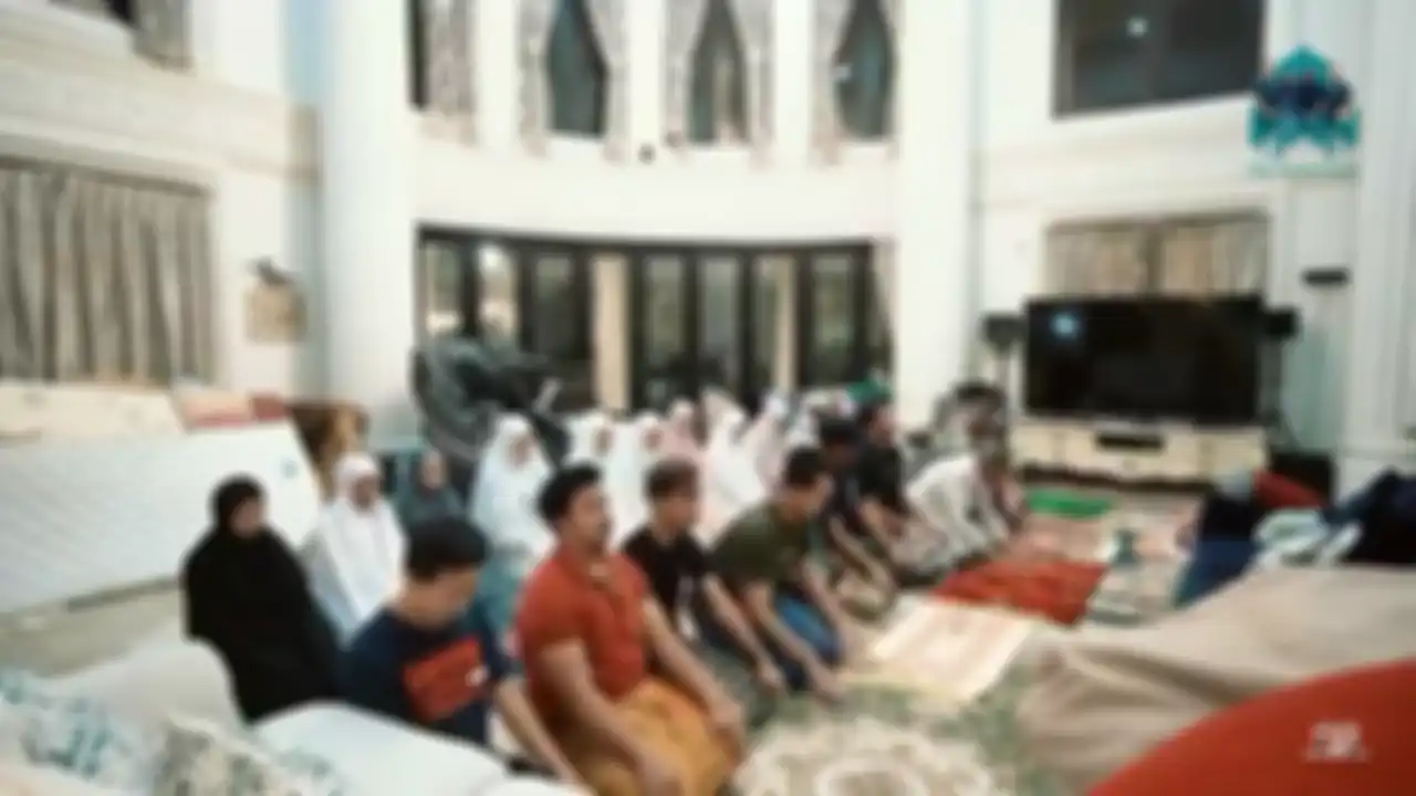 Atta ikut salat tarawih bersama keluarga anang