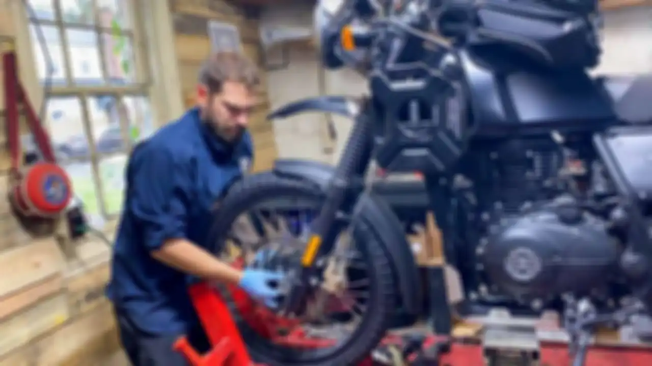 Ilustrasi perbaikan kaliper rem di Royal Enfield Himalayan