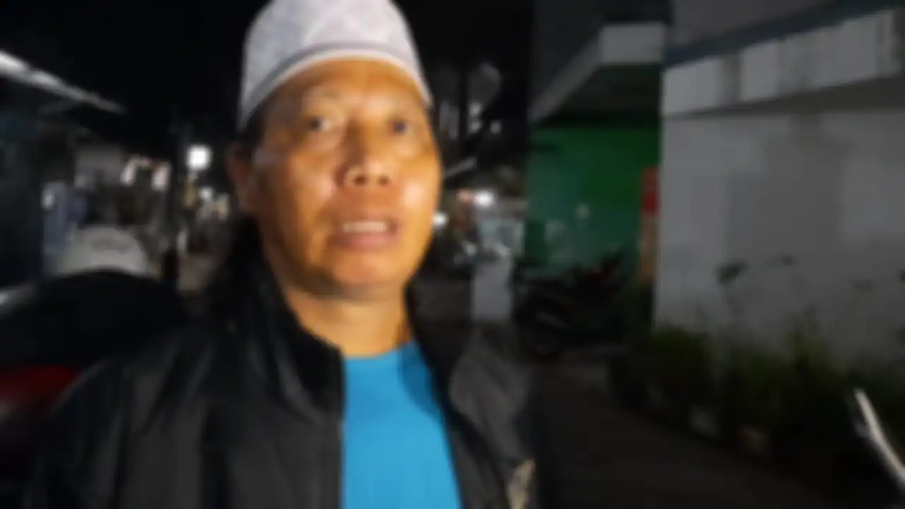 Adik almarhum Omas, komedian Mastur menceritakan kronologi meninggalnya sang kakak kepada  Grid.ID, Kamis (26/7/2020)menyebut malam. Mastur menyebut kalau kakaknya akan dimakam di TPU di dekat rumah duka.