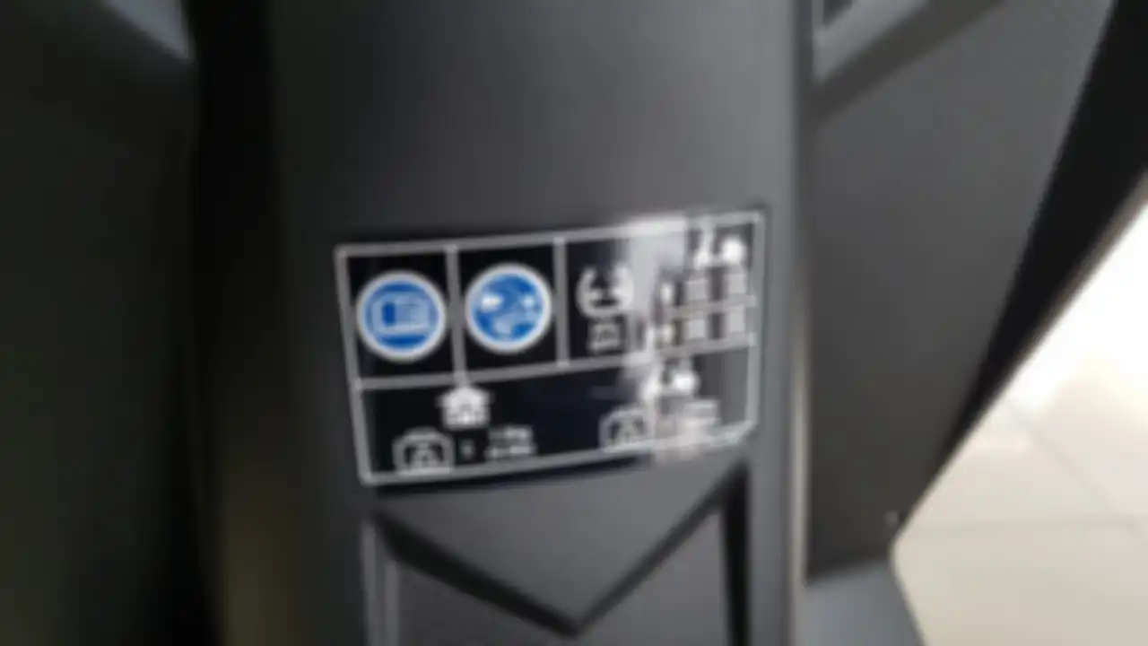 Petunjuk stiker tekanan angin pada motor matic umumnya terletak di dekat injekan kaki