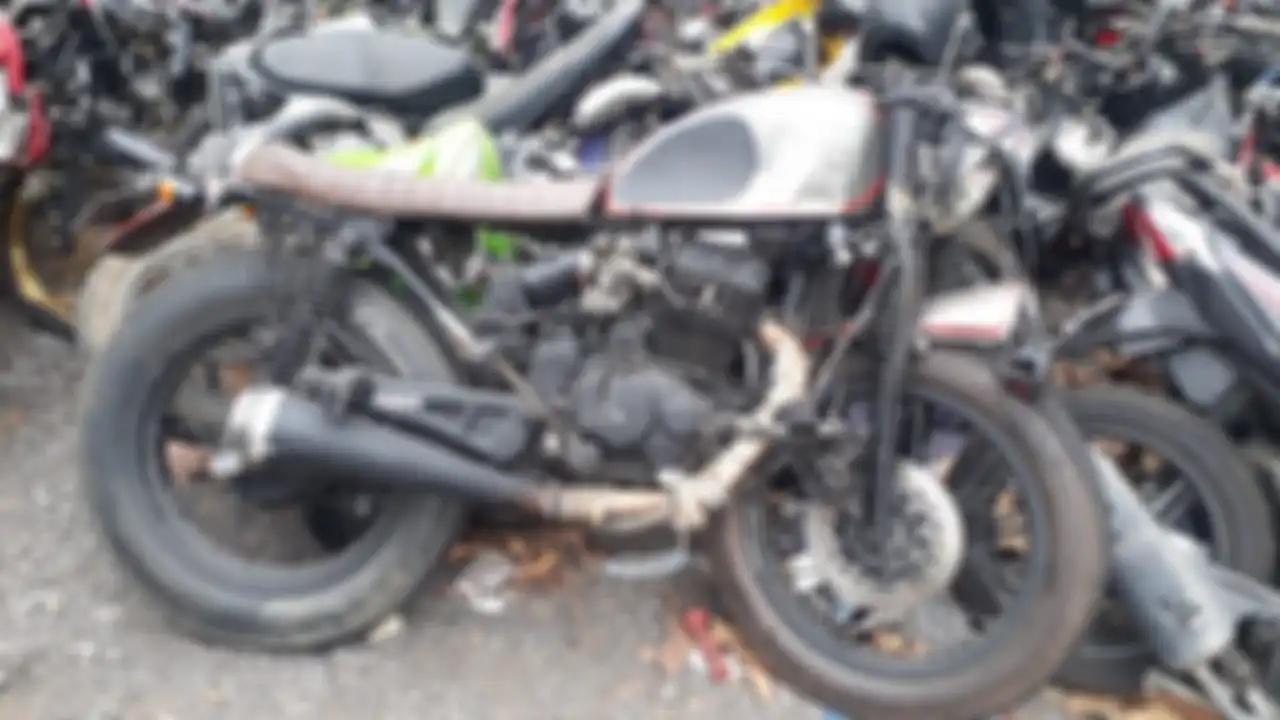 Motor bekas kecelakaan yang terlihat cukup parah