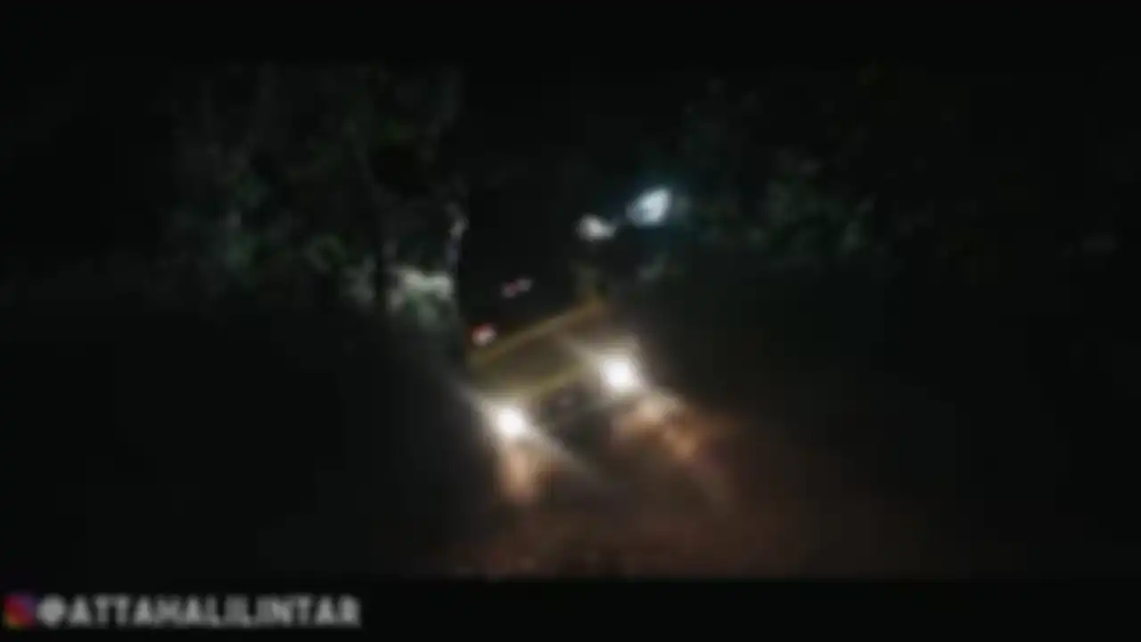 Mobil Atta hampir terguling
