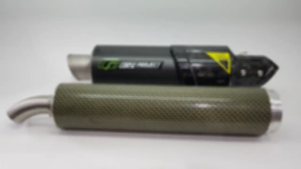 Silencer knalpot pure carbon Corse Project 4 tak (atas) 2 tak (bawah)