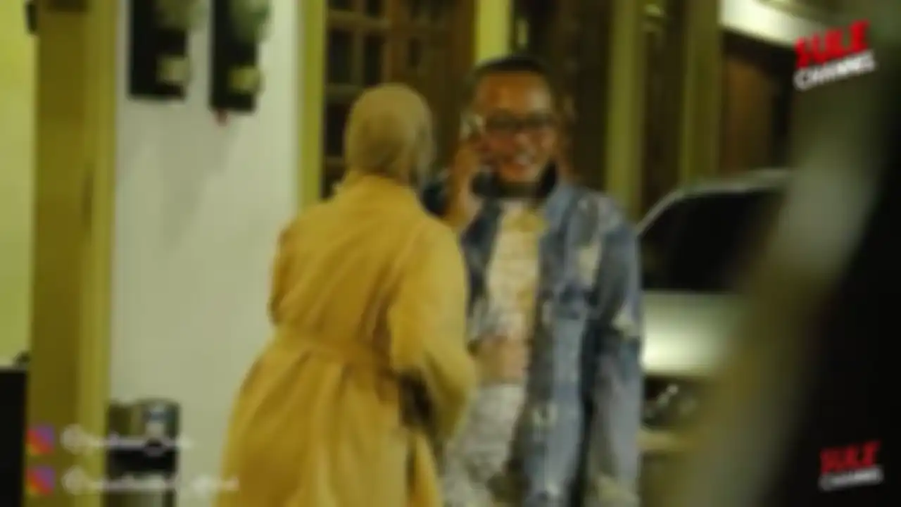Nathalie Holscher mencoba mendengarkan percakapan Sule dengan sosok di balik telepon