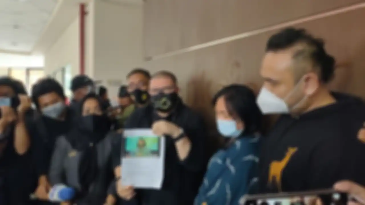 Ibunda Amanda Manopo, Henny Manopo bersama kuasa hukum Razman Arif Nasution, saat ditemui di kawasan Kuningan, Jakarta Selatan, Senin (22/2/2021).