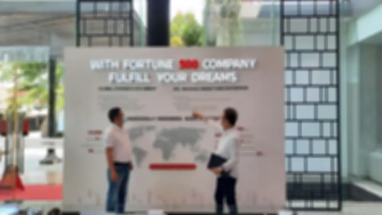 Wu Wei,CEO PT. Sindeli Propertindo Abadi dan Tommy,Senior Sales Manager JKT Living Star.