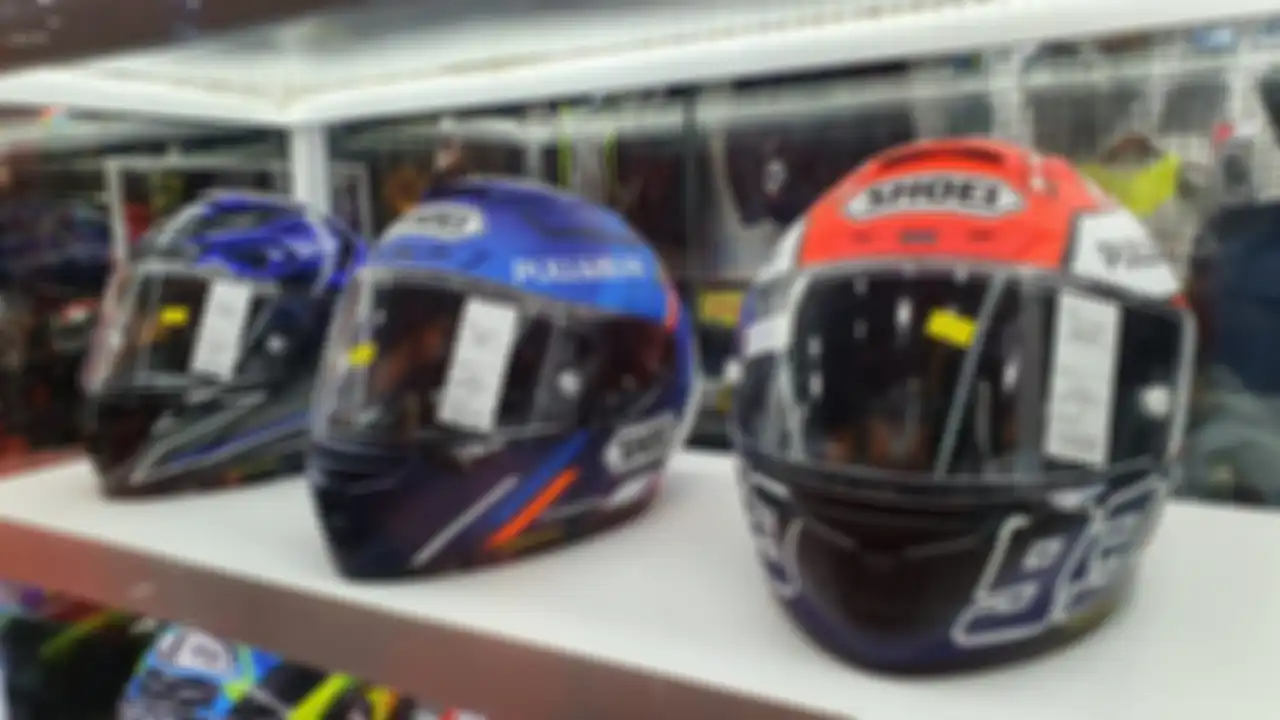 Ilustrasi helm Shoei X-14 di booth DeRide
