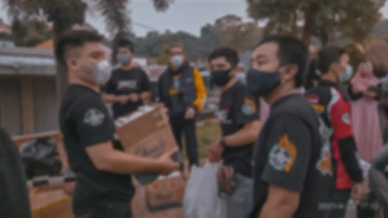 Suasana pembagian takjil yang dilakukan member ARCI Kuningan Chapter.