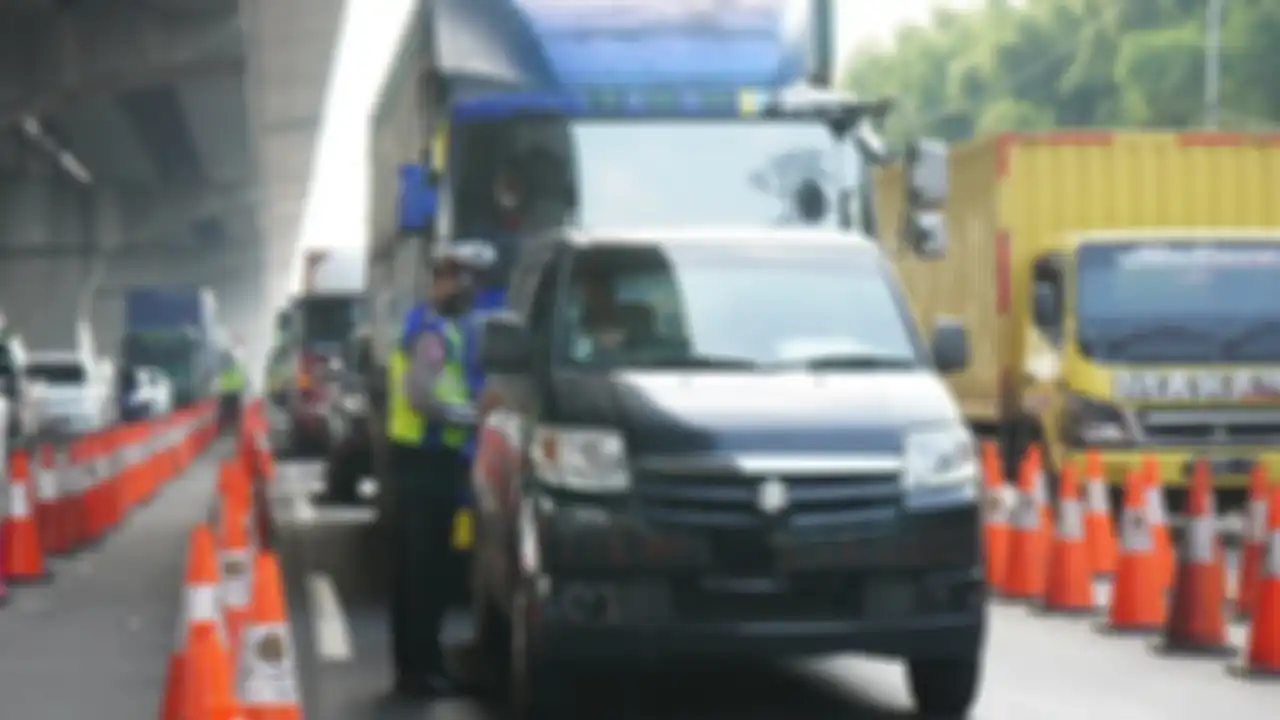Penyekatan kendaraan yang masih coba mudik. Berikut syarat keluar kota dengan kendaraan pribadi dan umum mulai berlaku 18 Mei 2021.