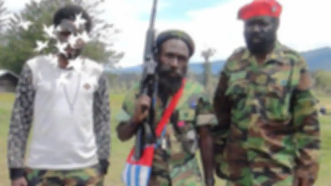 Pimpinan OPM atau KKB Papua Lekagak Telenggen (tengah, pakai topi) terus diburu pasukan gabungan TNI dan Polri. Lekagak sulit ditangkap karena punya alasan ini.