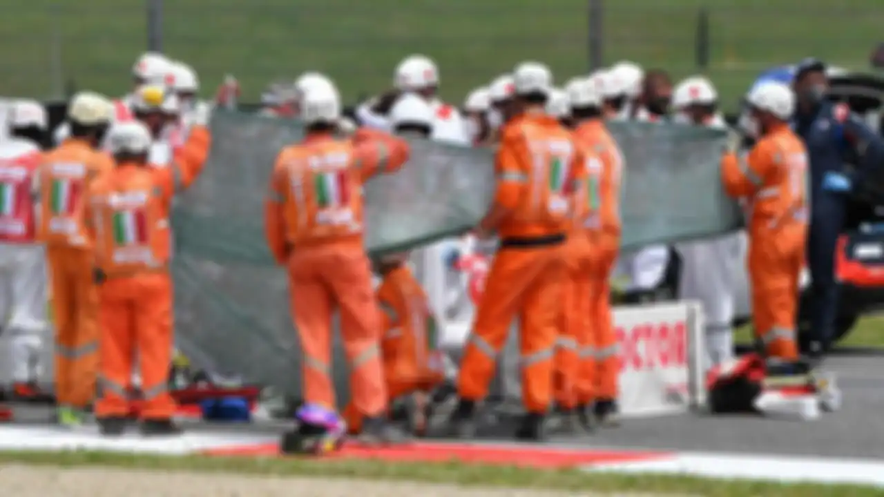 Foto kecelakaan fatal yang menimpa Jason Dupasquier pebalap motor yang berusia 19 tahun saat berlaga di sesi kualifikasi Moto3.