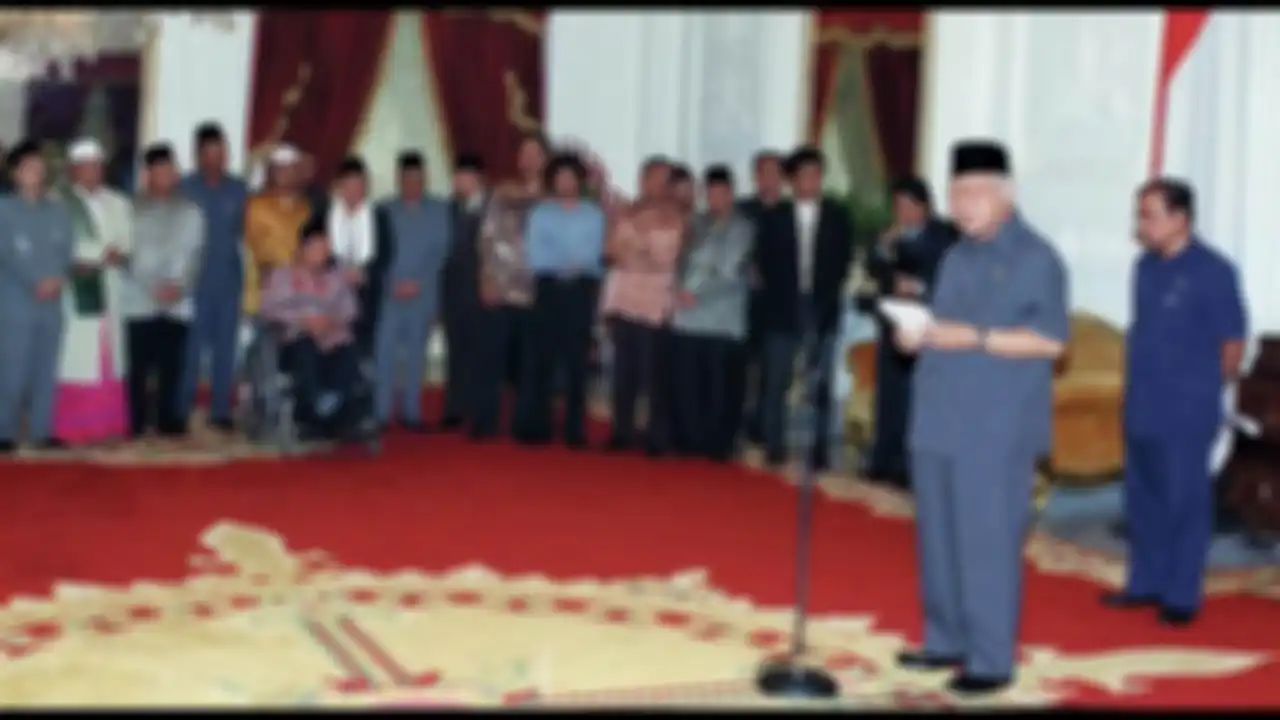 Emha Ainun Nadjib atau Cak Nun saat menghadiri pengunduran diri Presiden Soeharto. Cak Nun menjadi saksi kamar mewah Tommy Soeharto saat mendekam di LP Cipinang. 