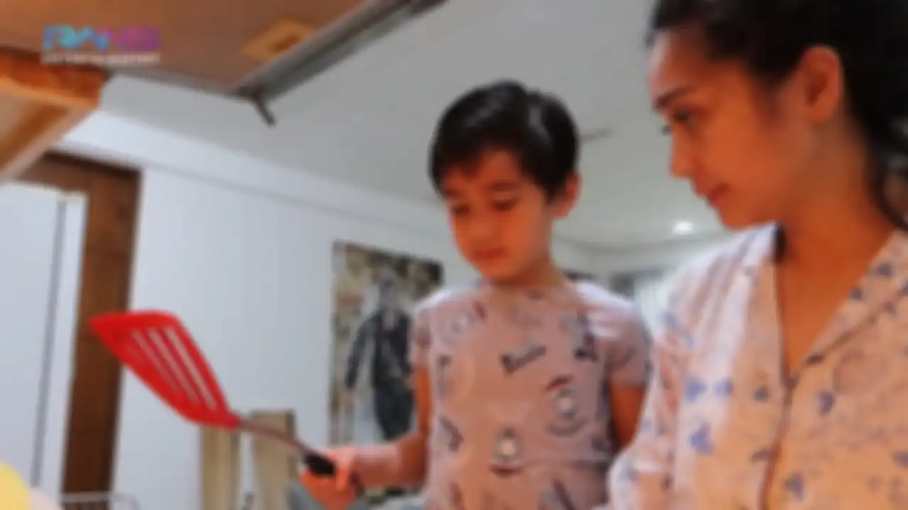Momen Rafathar belajar memasak bersama Nagita Slavina