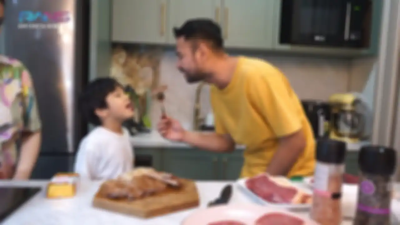 Raffi Ahmad santap daging