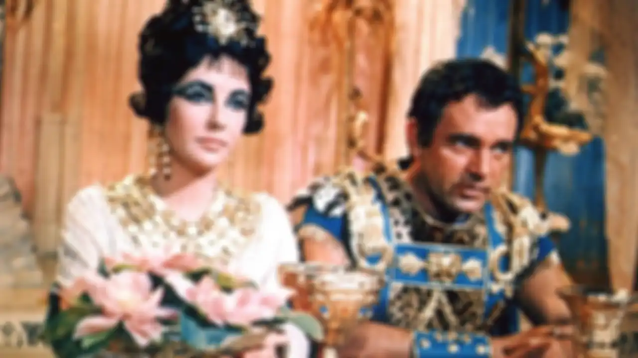 Cleopatra dan Mark Antony dalam film Cleopatra (1963)