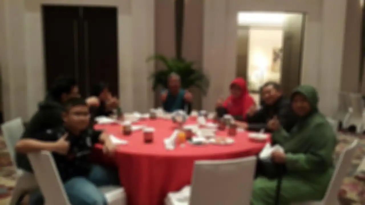 Istri Brigjen M Zamroni bernama Erlina Maya Rahmayanti. Foto-foto mereka bersama kedua putranya tersimpan dalam akun Facebook.