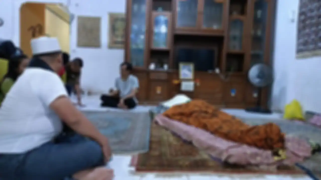 Foto jenazah Jimmy Gideon yang dibaringkan di atas alas tidur sederhana disebarkan netizen di media sosial. Eko Patrio kehilangan sahabatnya.