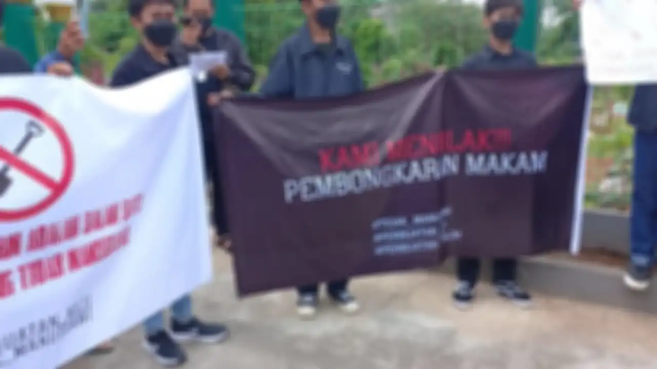 Aksi protes di depan komplek makam Vanessa Angel, Sabtu (12/02/2022)