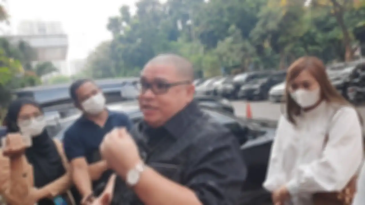 Kuasa Hukum Razman Arif Nasution menjenguk kliennya, Medina Zein, yang tengah ditahan di Rutan Polda Metro Jaya.