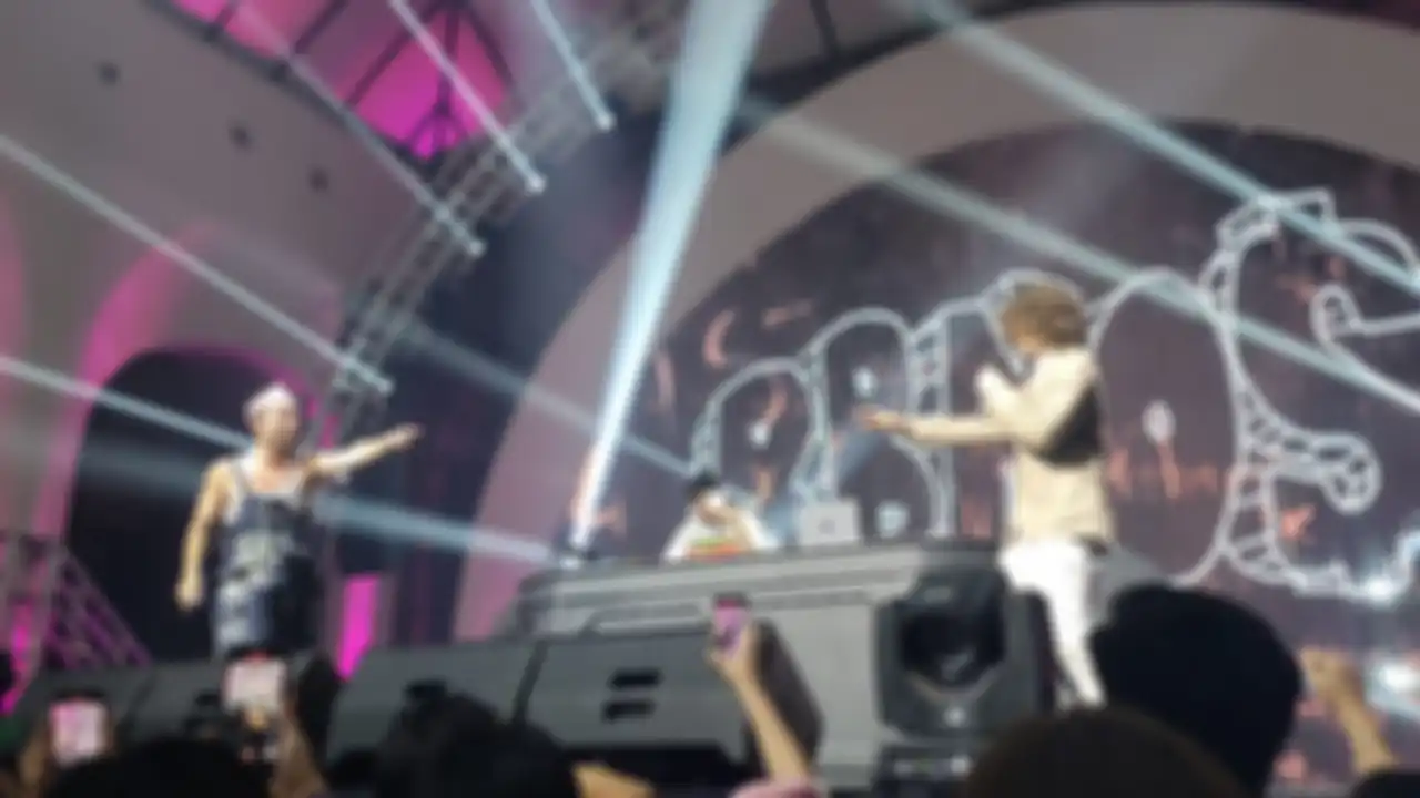 bbno$ Live in Jakarta: Ajak penontonnya nyanyi bareng di atas panggung, Minggu (9/10/2022) di Bengkel Space.
