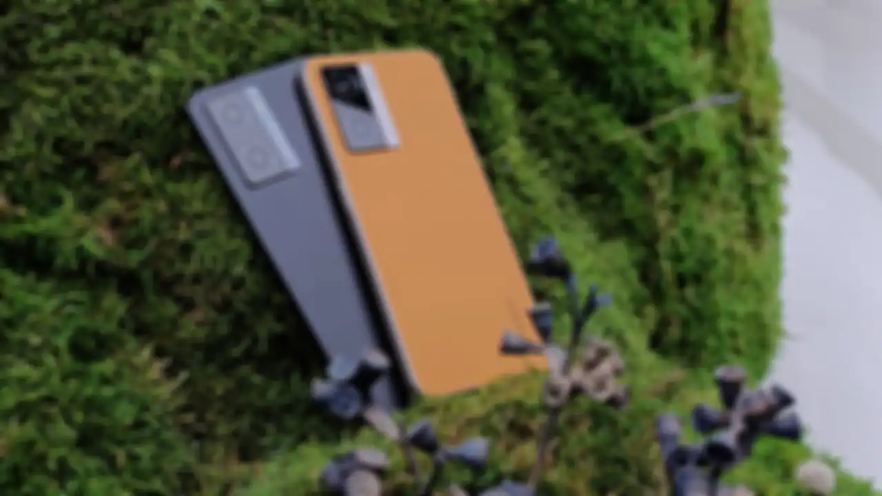 OPPO A77s dengan dua varian warna, Sunset Orange dan Starry Black