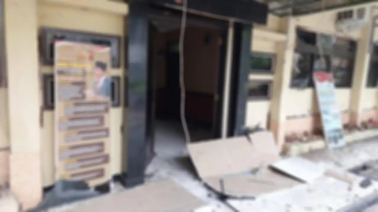 Polsek Astanaanyar Bandung yang diguncang bom bunuh diri menjadi sorotan gegara ulah oknum Kapolsek. Foto tampangnya disebarkan.