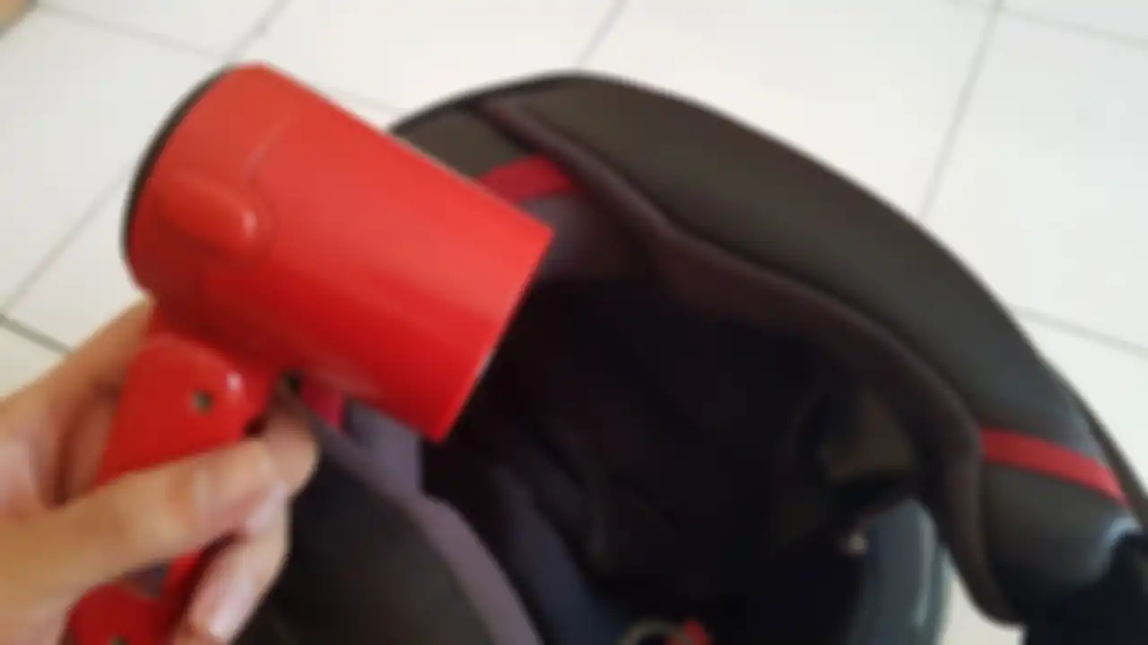 Jangan keringkan busa helm di bawah sinar matahari apalagi pakai hair dryer
