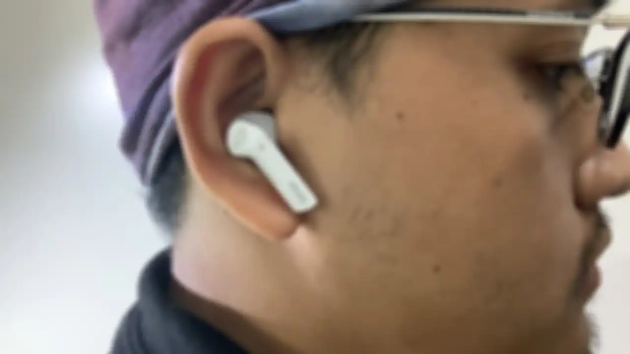 Desain earbuds dari ROG Cetra cukup besar dan menarik perhatian saat dipakai