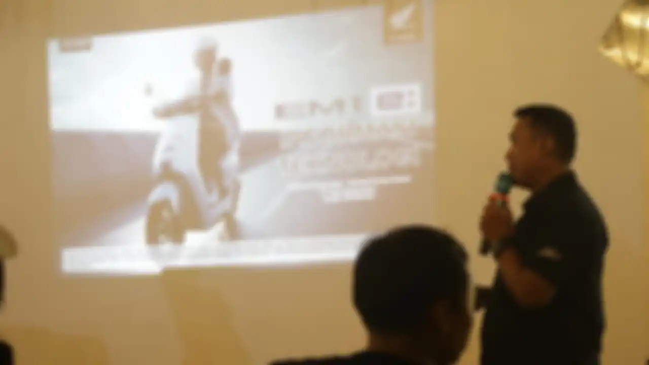 Pihak dealer saat presentasi motor listrik Honda EM1 e:
