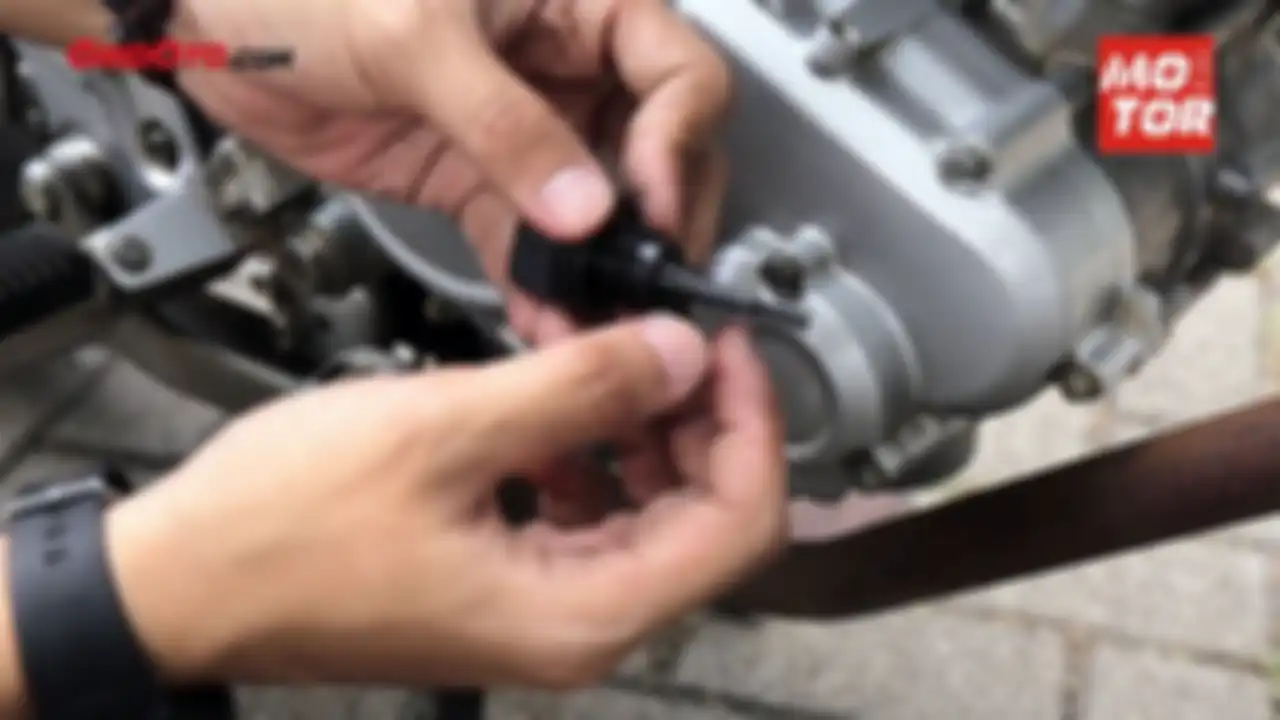 Dua garis batas pada dipstick buat cek oli motor
