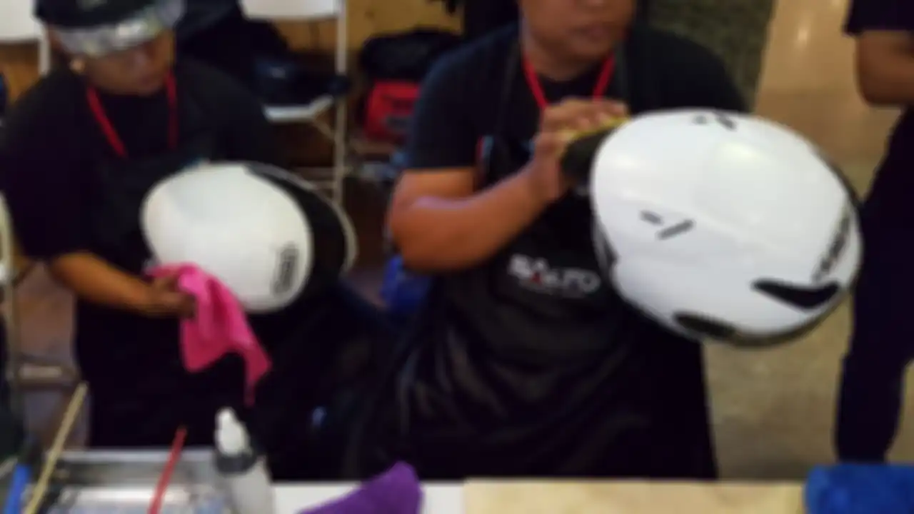Membersihkan helm dengan metode waterless