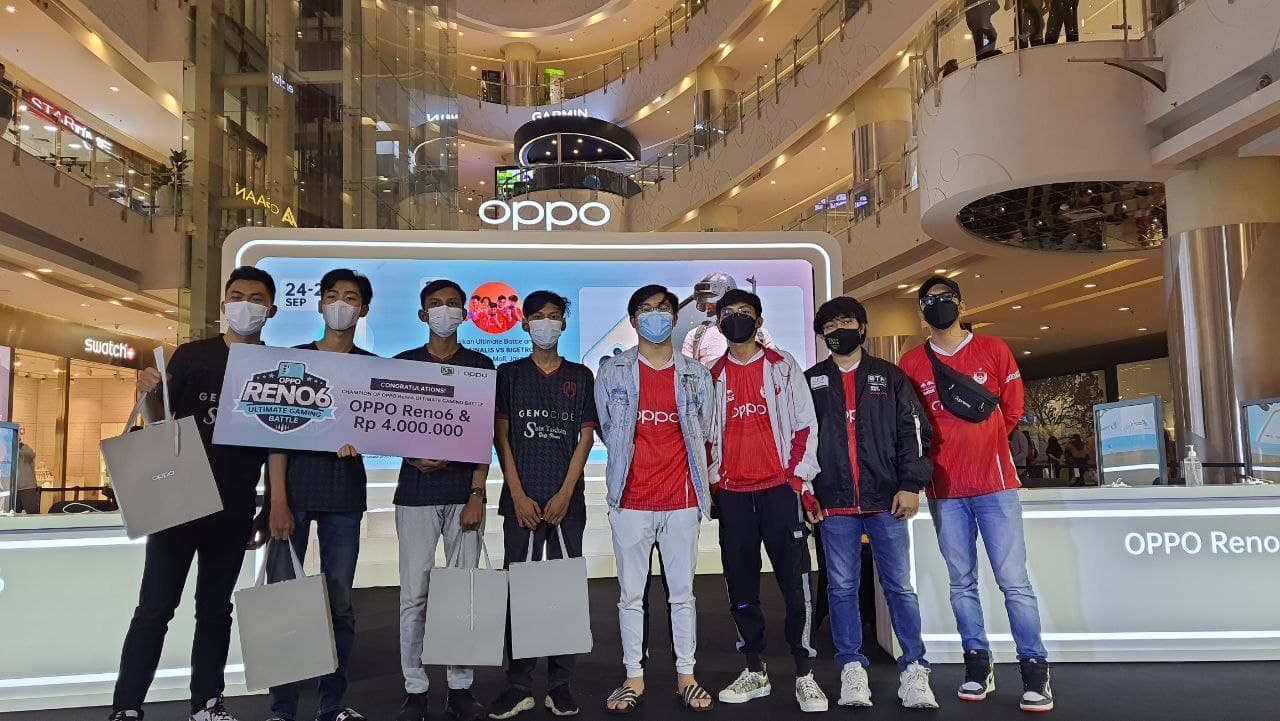 Genocide (kiri) dan Bigetron Red Aliens (kanan) dalam acara Oppo Reno6 Ultimate Gaming Battle, Minggu (26/9) di kawasan Jakarta Barat.